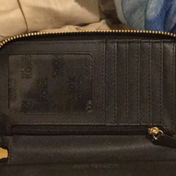 Michael Kors Black Pebbled zip-up wallet - Picture 5 of 8